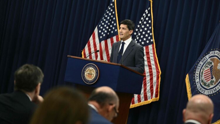 All’esordio di Warsh la Fed lascia i tassi fermi e apre a un rialzo nel 2026