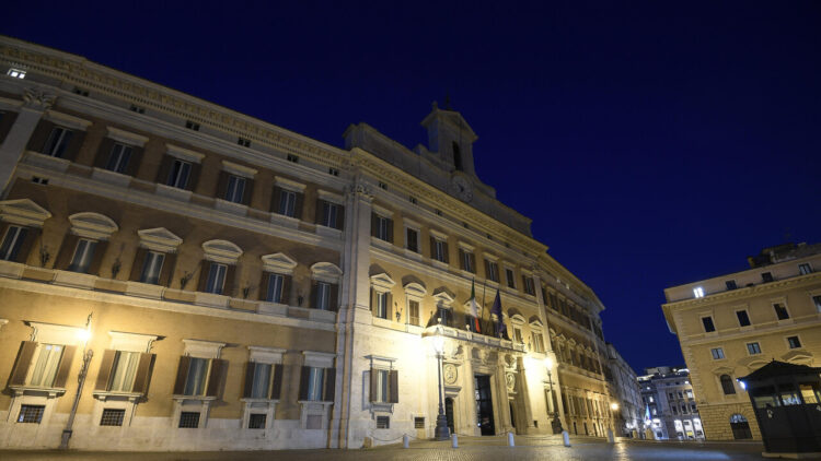 Pressing di Lega e FI, stop alla tassa sui minipacchi fino ad ottobre 2027