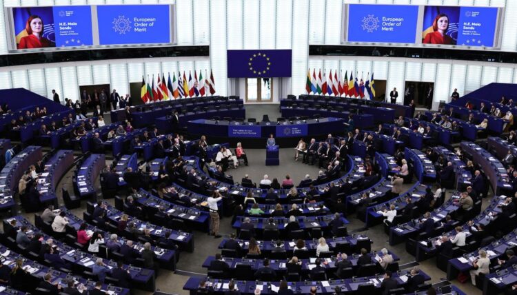 Chat Control 1.0 al voto al Parlamento Ue, cos’è la legge che rimuove la privacy dalle chat