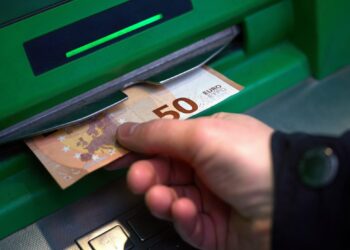 Risparmi da record per gli italiani, 6.500 miliardi: più azioni che denaro liquido