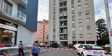 Uomo trovato morto nel Milanese, la casa era chiusa dall’esterno