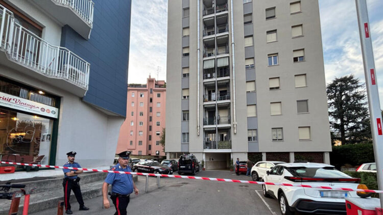 Uomo trovato morto nel Milanese, la casa era chiusa dall’esterno