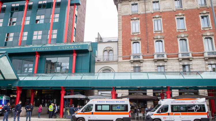 Scende dall’auto dopo un incidente e viene travolto da un’altra vettura
