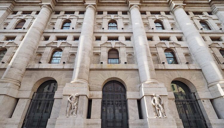 Piazza Affari guarda a BCE e Fed: inflazione in frenata, banche sotto esame