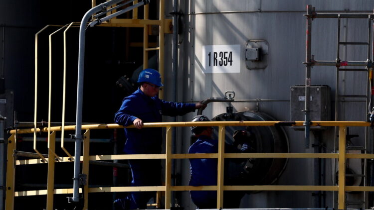 Il petrolio chiude a New York in leggero calo, a 83,45 dollari
