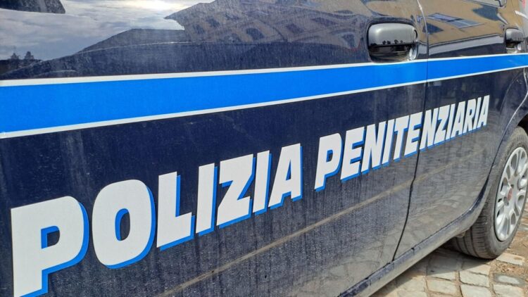 Rivolta in carcere a Siracusa, agenti si lanciano dal tetto per sfuggire alle pietre