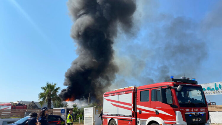 Incendio nel Bresciano, fiamme nei capannoni delle barche di lusso