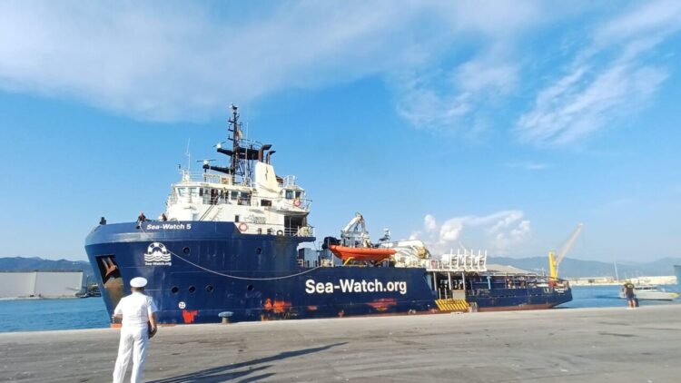 Piantedosi ferma la Sea Watch, multa e stop di 45 giorni