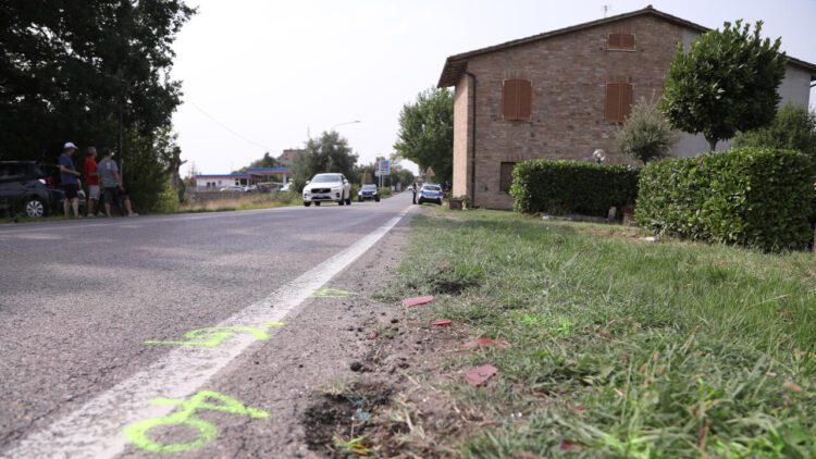 Quattro ragazzi morti sulle strade, due 17enni sbalzati dall’auto