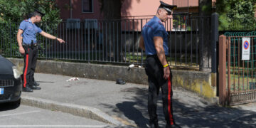 Giovane ferito alla gamba da un colpo di pistola nel Milanese