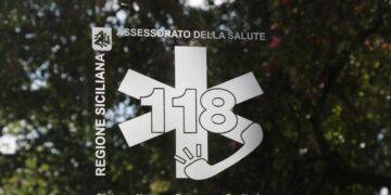 Scontro tra un’auto e una bicicletta, morto un sedicenne