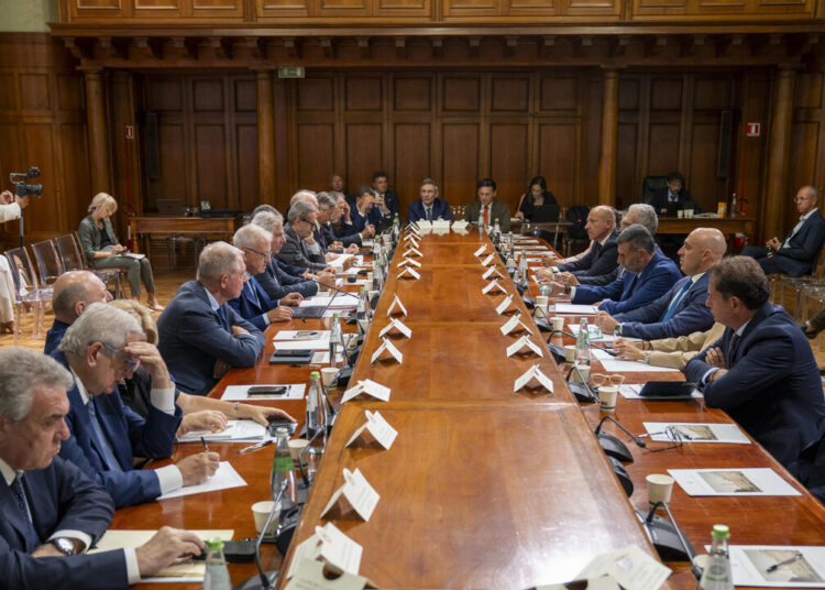 Ex Ilva, governo apre a partecipazione pubblica. Stop ai licenziamenti