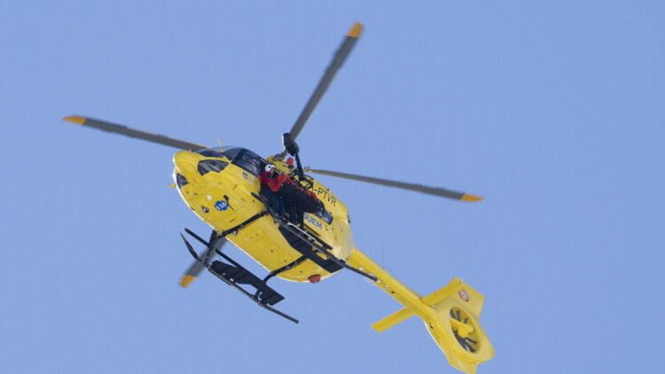 Esce di strada in un dirupo, motociclista muore davanti ai genitori
