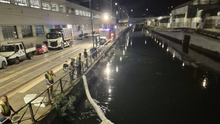 Chiazza di gasolio nel Naviglio Grande, barriere anche a Milano